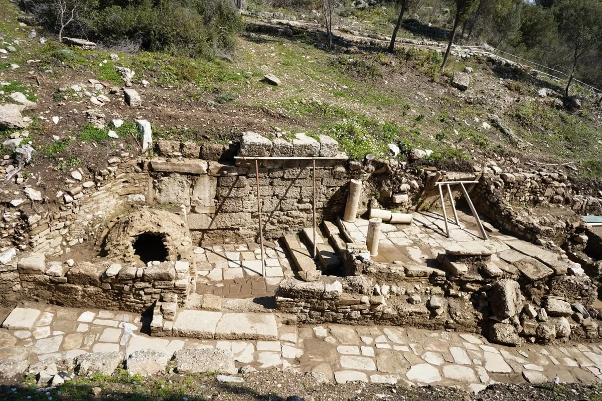 aspendosun-2-bin-yillik-tiyatro-caddesi-gun-yuzune-cikarildi-1784966742713.jpeg Doğu Meydanı’ndaki anıtsal kapının çevresinde çeşme, teras yapıları ile Hermes, Artemis, Aphrodite, Eros ve Nemesis heykelleri bulundu.