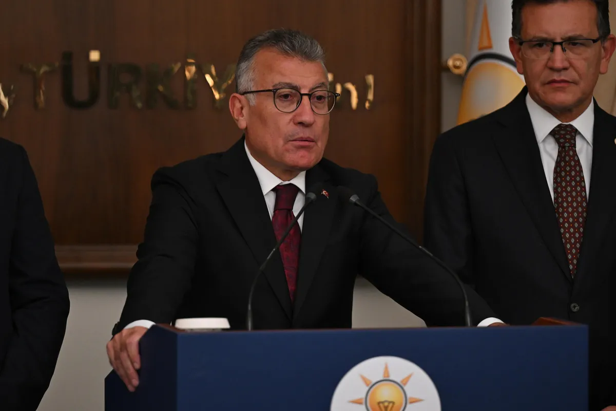 ak-partiden-fon-duzenlemesi-grup-baskani-abdullah-guler-bu-virusu-bunyeden-sokup-atacagiz-1791560401552.jpg AK Parti'den fon düzenlemesi! Grup Başkanı Abdullah Güler: "Bu virüsü bünyeden söküp atacağız" - 3