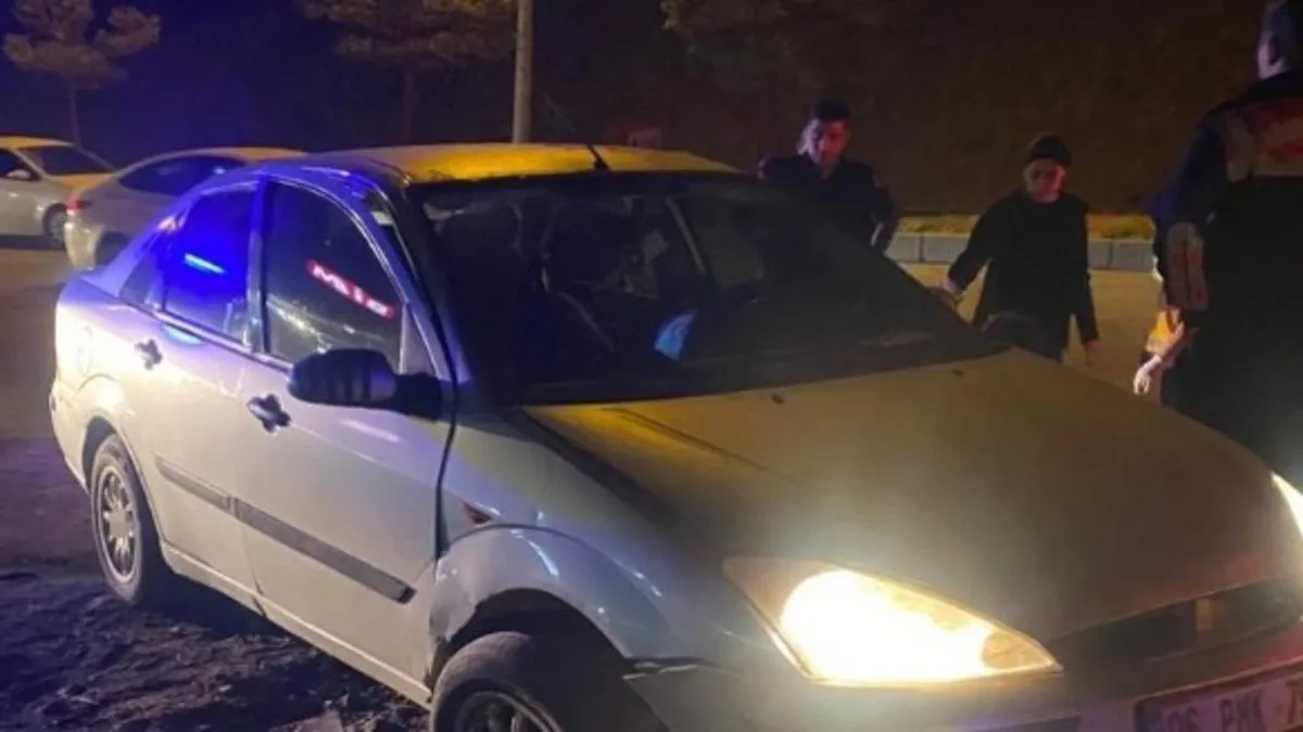 Direksiyon hakimiyetini kaybeden araç refüje çarptı!