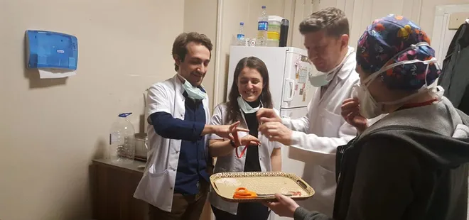 Korona mesaisi yapan doktor çift acil serviste nişanlandı