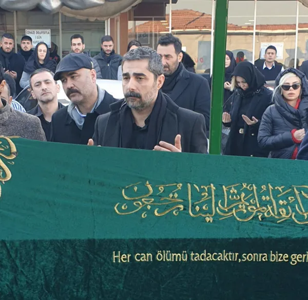 İbrahim Tatlıses annesini son yolculuğuna uğurladı - 3