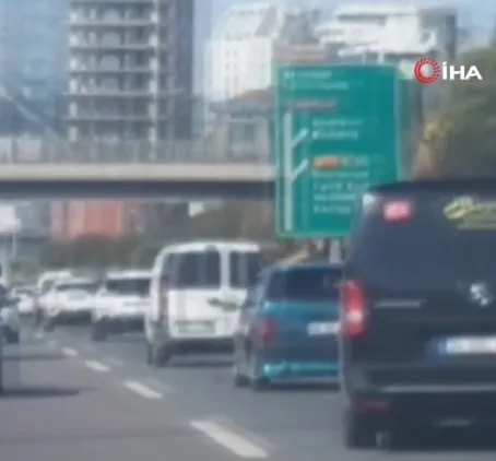 İstanbul trafiğinde ayağını dışarı çıkartıp makas atan maganda kamerada