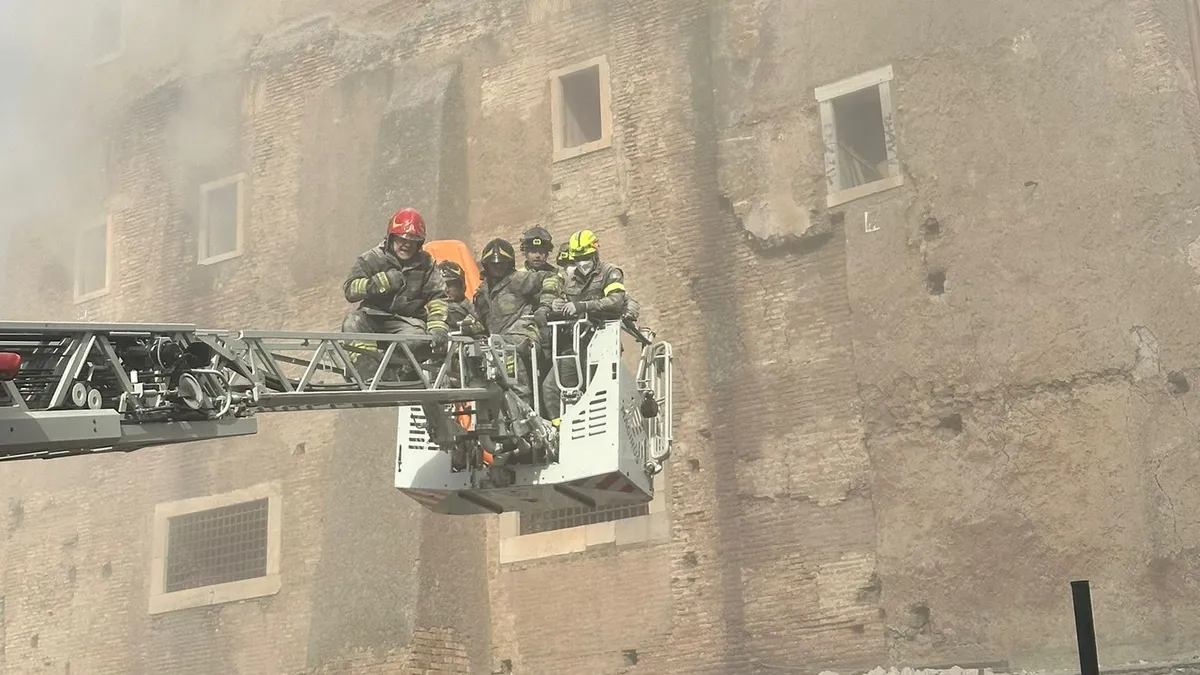 Roma'da yer alan Orta Çağ’a ait kule çöktü! 3 işçi yaralandı