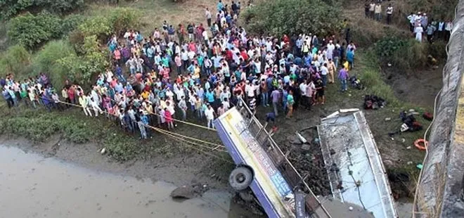 Hindistan’da yolcu otobüsü nehre uçtu! Ölü ve yaralılar var