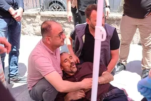 Cenaze çıkışı yol verme kavgası kanlı bitti