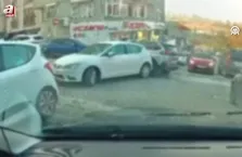 Aracına çarpan otomobilin sürücüsünü darbeden kişi kamerada