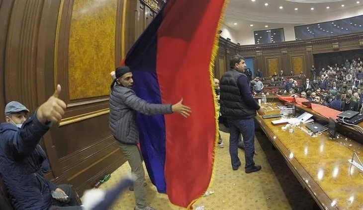 Azerbaycan ordusu diz çöktürdü! Ermenistan'da ortalık savaş alanı gibi! Meclis Başkanını linç ettiler