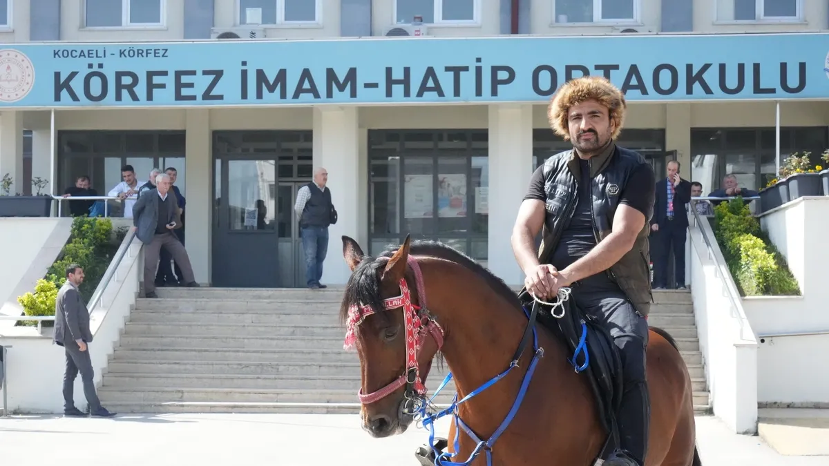 Kocaeli'nde oy kullanmaya atıyla geldi
