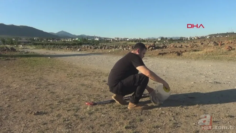 Tek ısırığı bile öldürüyor! Eve giren zehirli yılanı elleriyle yakaladı 🐍 22