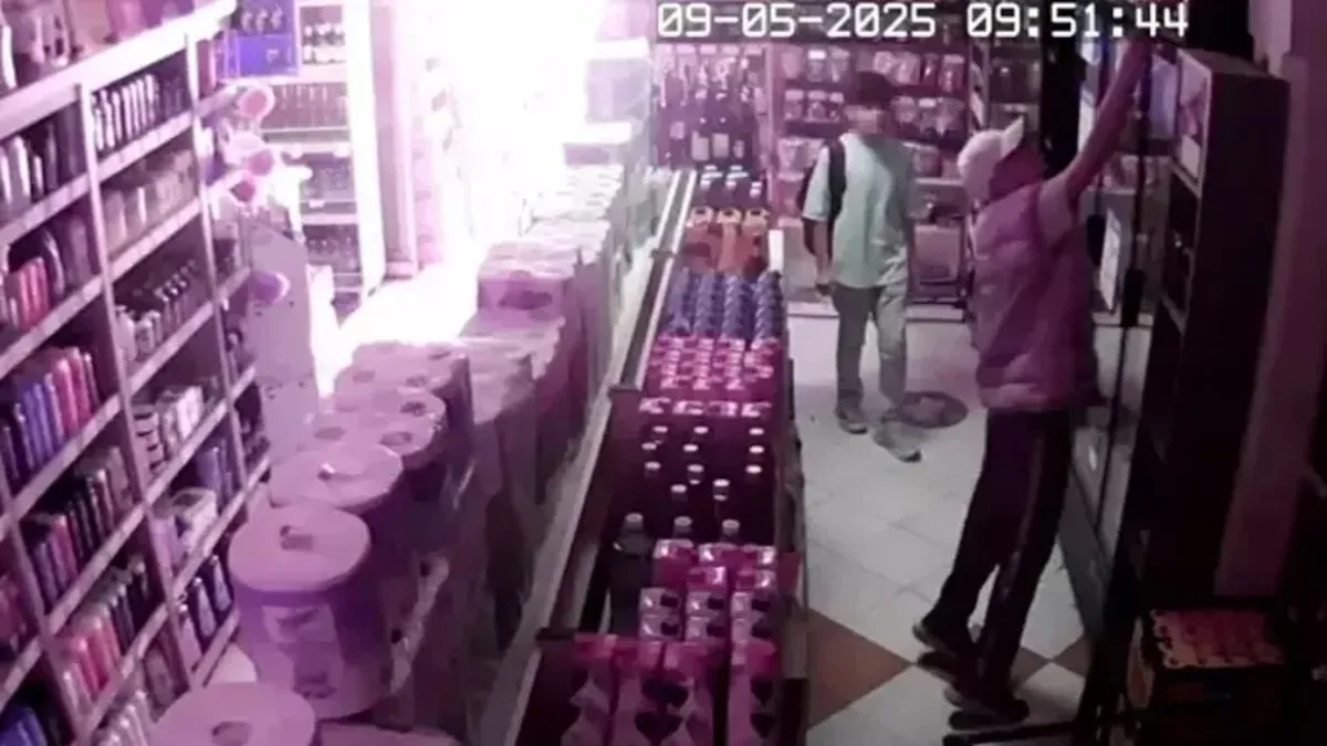Market sahibini oyalayıp, içki çaldılar