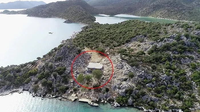 İngilizin Üçağız Yarımadası’ndaki kaçak villasına yıkım süreci başladı!