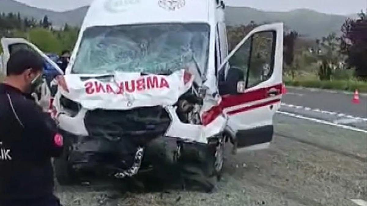 Elazığ'da hafif ticari araçla ambulans çarpıştı! Polis ve sağlık çalışanları yaralandı...