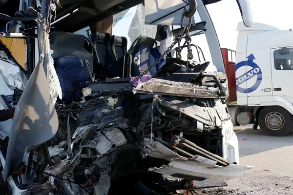 depremzede-ogrencileri-konyaya-tasiyan-otobus-adanada-kaza-yapti-2-olu-6-yarali-1677164010410.jpg