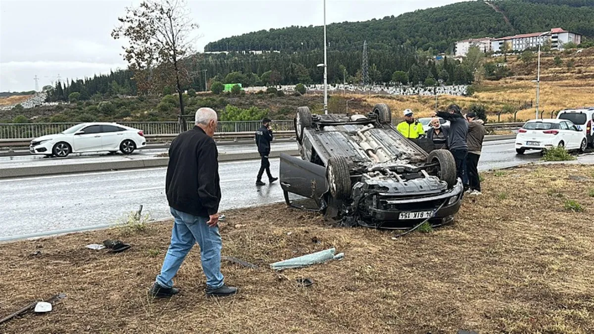Yoldan çıkan otomobil direğe çarpıp ters döndü