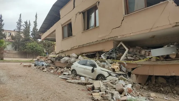 hatayda-sasirtan-karar-ayni-apartman-farkli-hasar-1679294326199.jpg Hatay’da deprem sonrası şaşırtan karar! Aynı apartman farklı hasar - 3