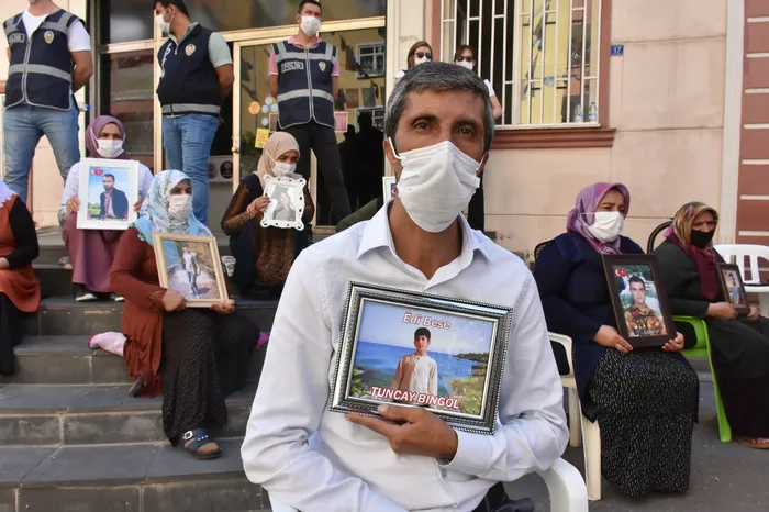 HDP’yi ziyaret ettikten sonra evlat nöbetindeki annelere uğrayan CHP’lilere ailelerden tepki: Ne yüzle geldiniz