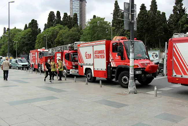 Şişli'de bulunan bir alışveriş merkezinde yangın çıktı - 2