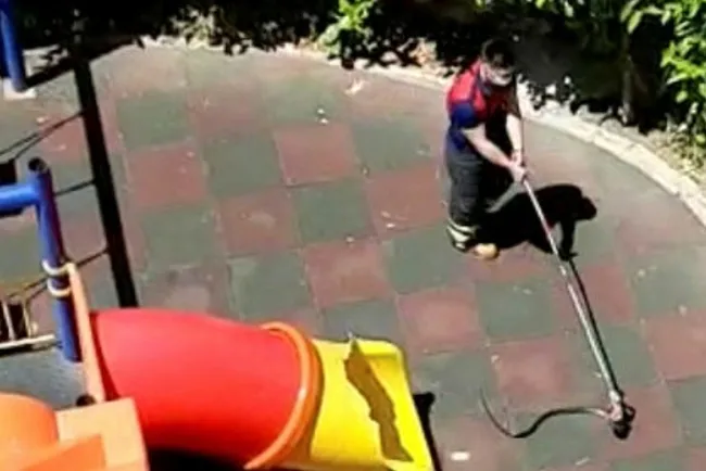 Osmaniye'de sitenin çocuk parkında yılan yakalandı! - 3