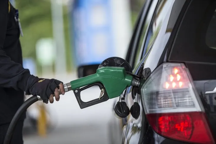 Petrol fiyatları neden geriliyor? 1 Euro 1 Dolar olur mu? Resesyon nedir? Uzman ekonomist A Haber canlı yayınında anlattı