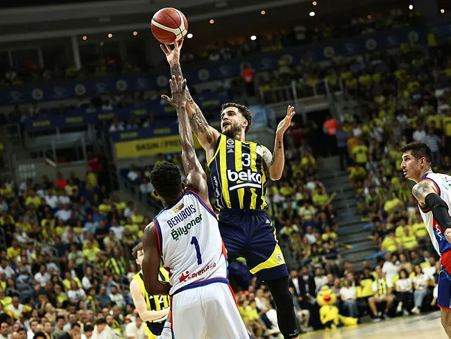 Potada şampiyon Fenerbahçe! Kanarya Anadolu Efes’i 3-1 mağlup etti