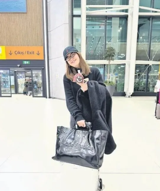 abinin-basrolu-afra-saracoglu-partneri-kenan-imirzaliogluna-ovgu-yagdirdi-1764655024696.jpg Kaynak: Sosyal medya