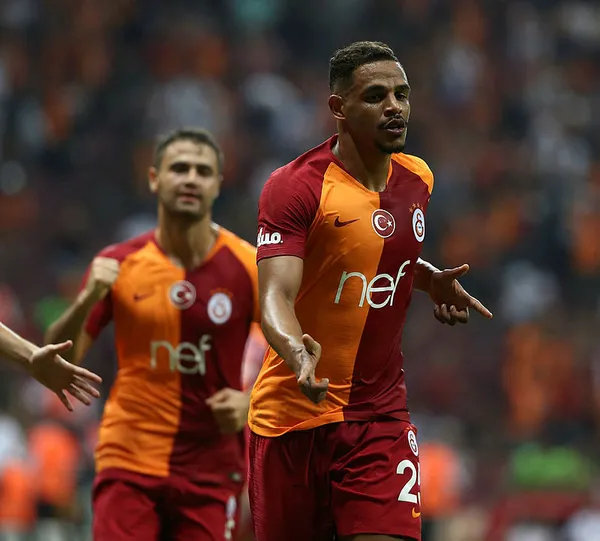galatasarayin-eski-yildizi-fernando-reges-imzayi-atiyor-1640386321777.jpg Galatasaray'ın eski yıldızı Fernando Reges imzayı atıyor - 1