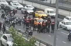 Motosikletli polis ekibi taksiye çarptı!