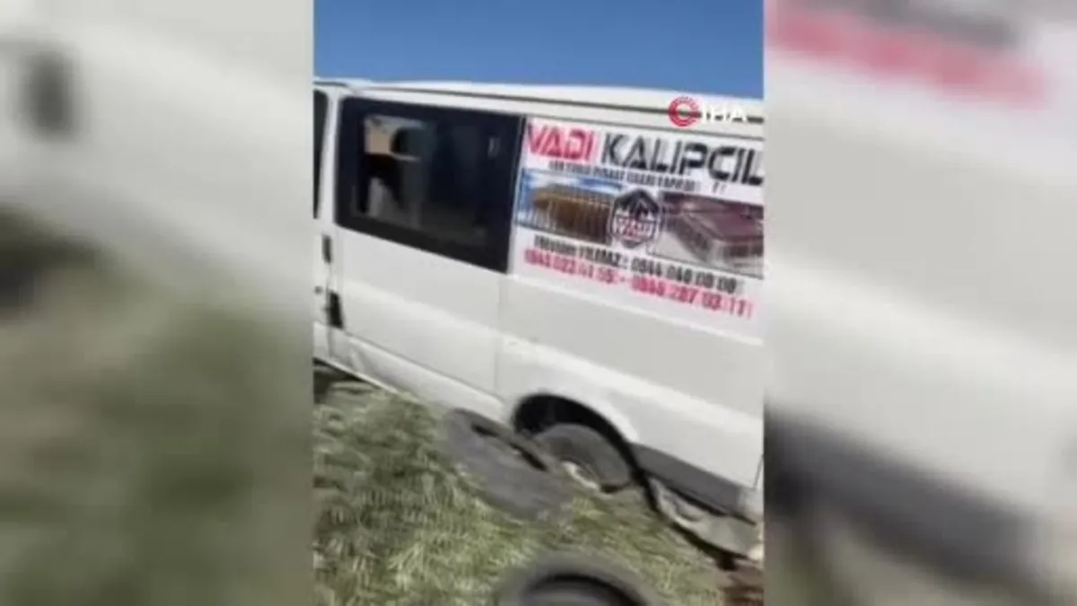 Lastiği patlayan araç devrildi