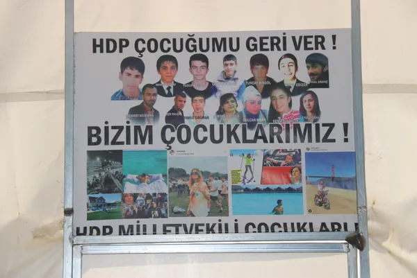 aksenerin-basdanismaninin-hdpyi-aklama-telasi-evlat-nobetini-hedef-aldi-o-cocuklari-hdpden-istemek-ne-demek-1662241133793.jpg Akşener'in başdanışmanının HDP'yi aklama telaşı! Evlat nöbetini hedef aldı: O çocukları HDP'den istemek ne demek? - 2