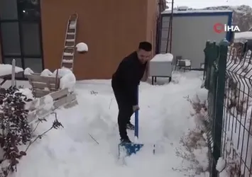 Eksi 8 derecede kar banyosu yaptı