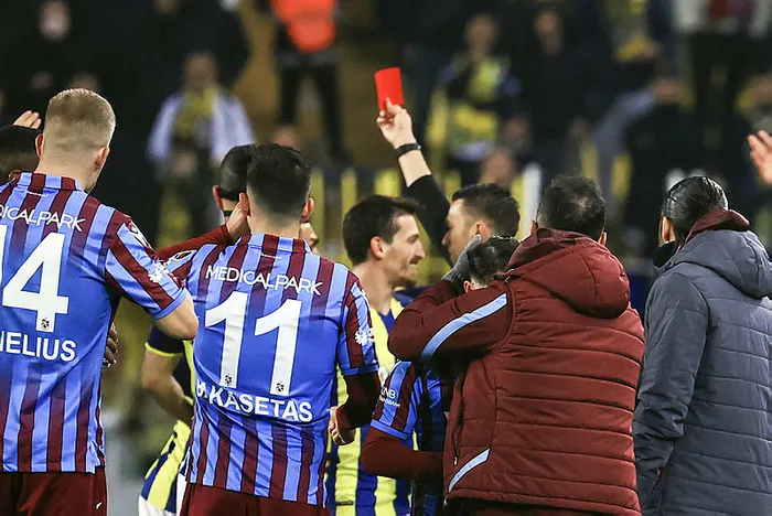 Son dakika: İrfan Can Kahveci Fenerbahçe formasıyla ilk kırmızı kartını gördü - 4