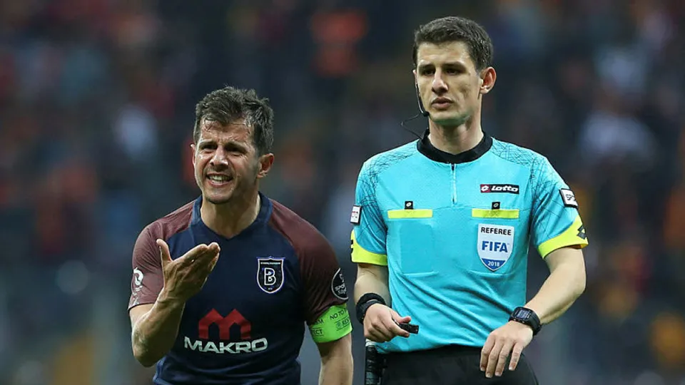 Emre Belözoğlu o işareti kime yaptığını açıkladı