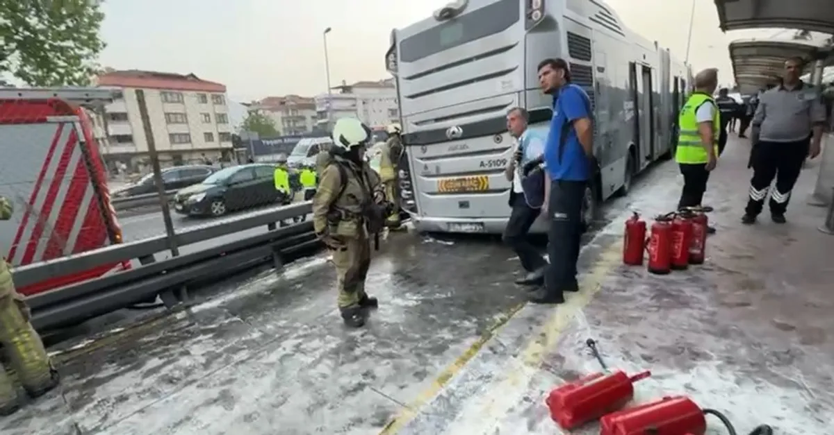 Avcılar'da metrobüste yangın! İtfaiye ekipleri seferber oldu yangın kısa sürede söndürüldü