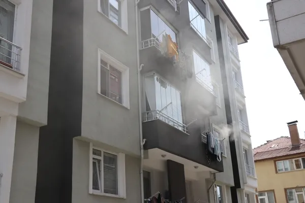 esyalari-yandi-gozu-yasli-kadin-ev-sahibine-nasil-anlatacagini-dusundu-1650981199101.jpg Eşyaları yandı, gözü yaşlı kadın ev sahibine nasıl anlatacağını düşündü - 1
