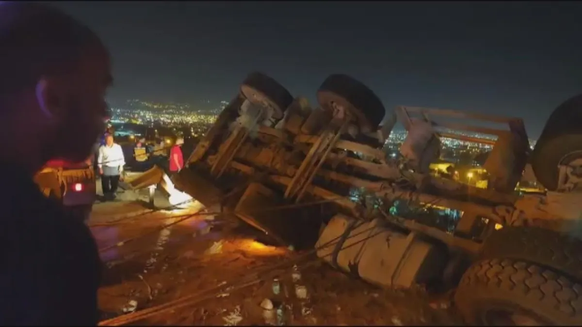 Freni patlayan kamyon devrildi! Sürücü sırra kadem bastı