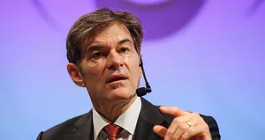 Ünlü Türk cerrah Mehmet Öz öğrencilerle bir araya geldi