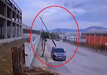 Lodos sonrası çelik parça otomobile ok gibi saplandı! O anlar kamerada