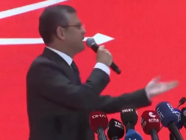 CHP’nin yeni Genel Başkan adayı Özgür Özel’e İzmir’de protesto: Gençliğin umudu Kılıçdaroğlu