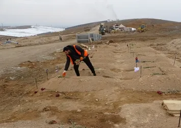 Deprem köyü enkaza döndürdü! İki dağ arasında kalan 48 kişi hayatını kaybetti