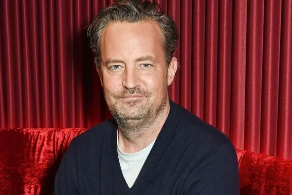 1698567429312.jpeg Matthew Perry kimdir, neden öldü? Friends dizisinin Chandler Bing'i kaç yaşındaydı? Rol aldığı dizi ve filmler... - 11