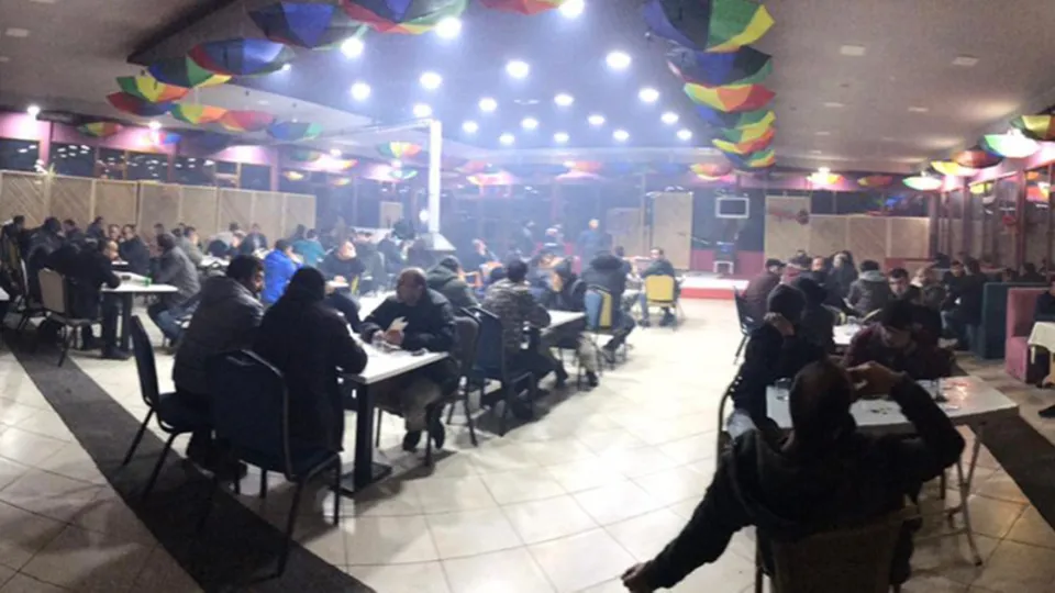 Böyle düğün salonu görülmedi! Otobüslerle getirmişler...