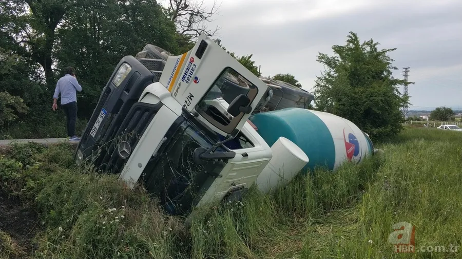 Seyir halindeki beton mikseri yol çökünce şarampole devrildi 6
