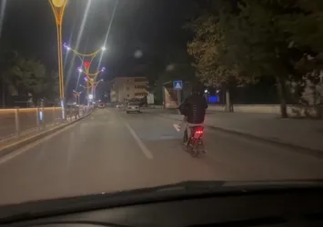 Elektrikli bisiklet kullanan sürücü trafiği tehlikeye böyle attı!