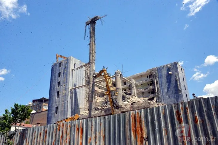 Dünyanın en saçma binasının yüzde 70’i yıkıldı! 270 ton hurda çıktı