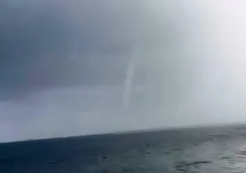 Hatay'da denizde çıkan hortum kamerada