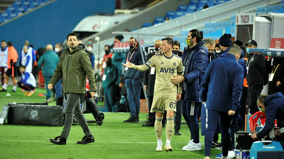 Son dakika: Erol Bulut ile Mesut Özil arasında dikkat çeken görüntü! Oyundan alınınca...