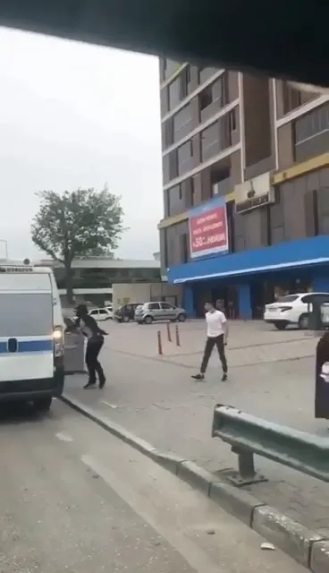 bursada-minibuse-palali-saldiri-dehset-anlari-kamerada-1632381660749.jpg Bursa’da minibüse palalı saldırı! Dehşet anları kamerada - 3