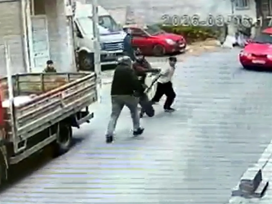 corluda-dehset-61-yasindaki-adami-tas-ve-yumruklarla-dovduler-1772982936228.jpeg Çorlu’da dehşet: 61 yaşındaki adamı taş ve yumruklarla dövdüler - 2