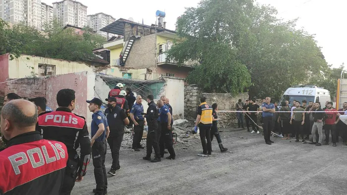 son-dakika-malatyada-ev-coktu-olu-ve-yaralilar-var-1652975616361.jpg Son dakika: Malatya'da ev çöktü: Ölü ve yaralı var - 1