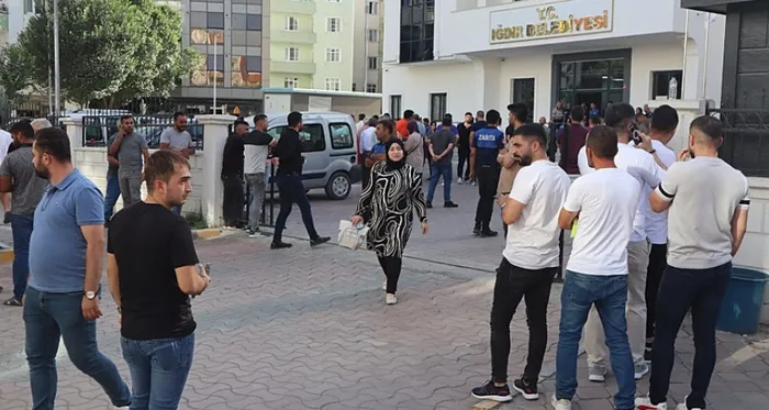 demli-igdir-belediyesinde-personel-kiyimi-cok-sayida-isci-cikarildi-1720217296534.jpg DEM'li Iğdır Belediyesi'nde personel kıyımı! Çok sayıda işçi çıkarıldı - 3